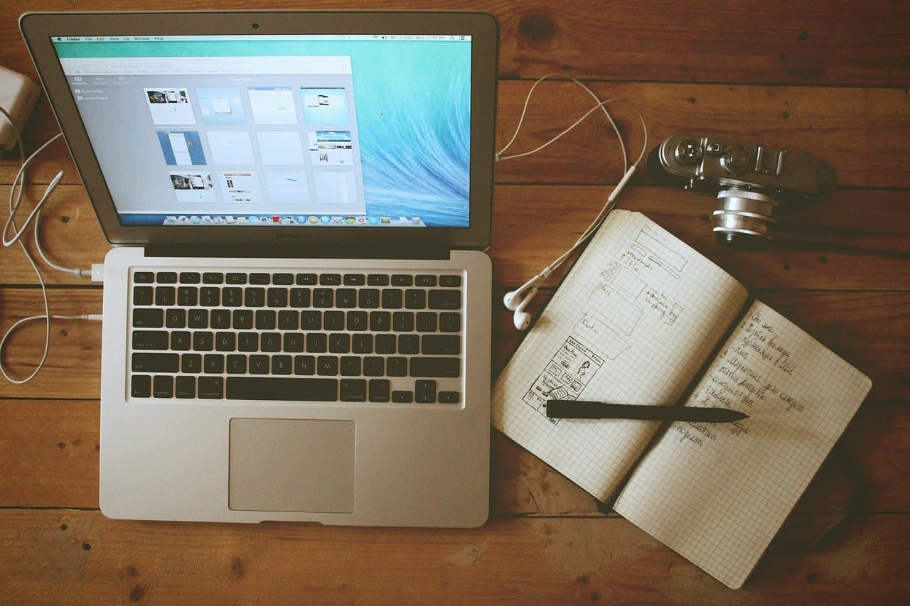 Estação de trabalho para escritório Home Office Notebook Macbook Air | ThirstyAffiliates