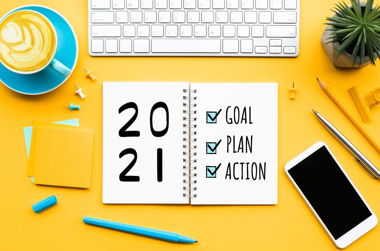 2021 neues Jahr Ziel, Plan, Aktion Text auf Notizblock mit Büro-Accessoires.Business-Management, Inspiration Konzepte | ThirstyAffiliates Neue Arten von Affiliate-Marketing 2021
