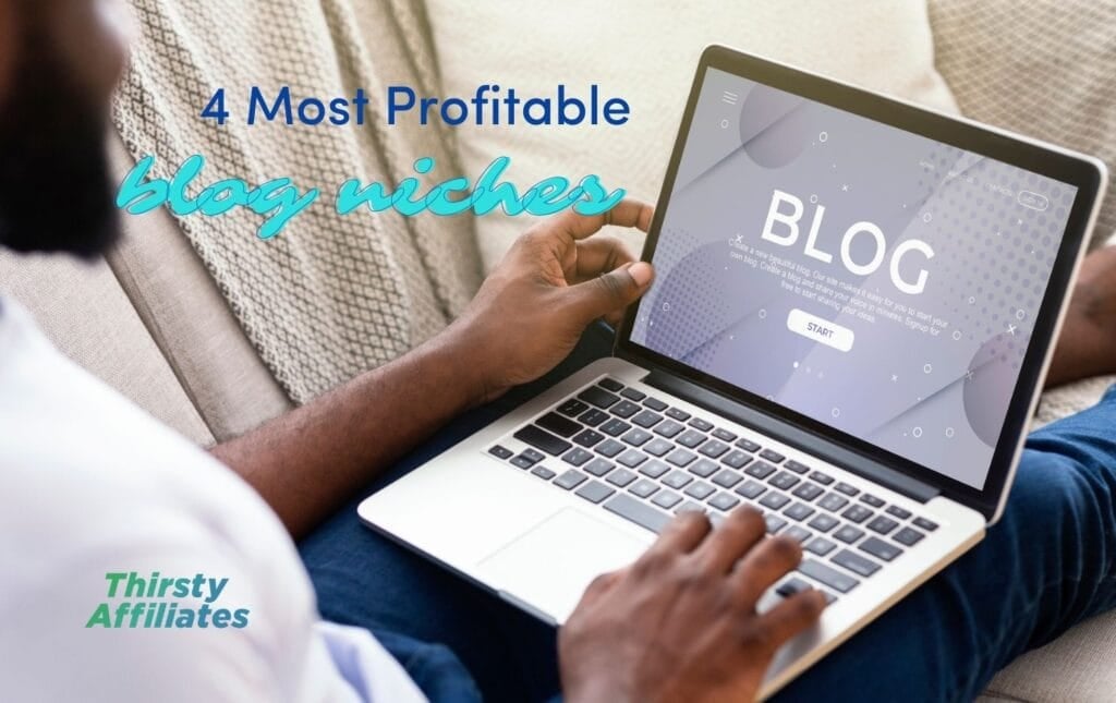 Un hombre mira un blog en su portátil. El texto dice "4 nichos de blogs más rentables". El logotipo ThirstyAffiliates está presente.