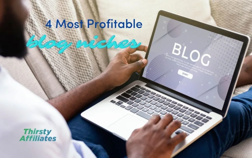 Un homme consulte un blog sur son ordinateur portable. Le texte dit "4 most profitable blog niches". Le logo ThirstyAffiliates est présent.